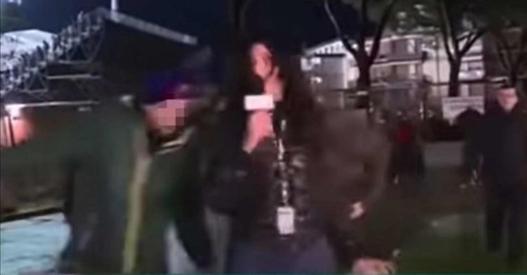 Il momento del palpeggiamento in diretta tv