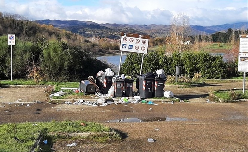 Rifiuti nel parcheggio vicino a Latera