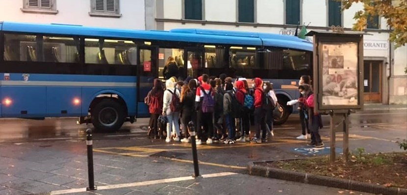 Autobus e ragazzi a Rufina, foto di archivio