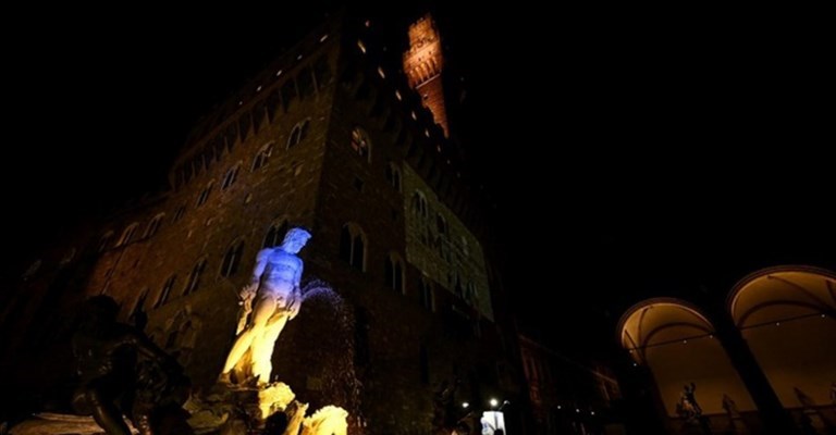 il Nettuno con i colori dell'Ucraina