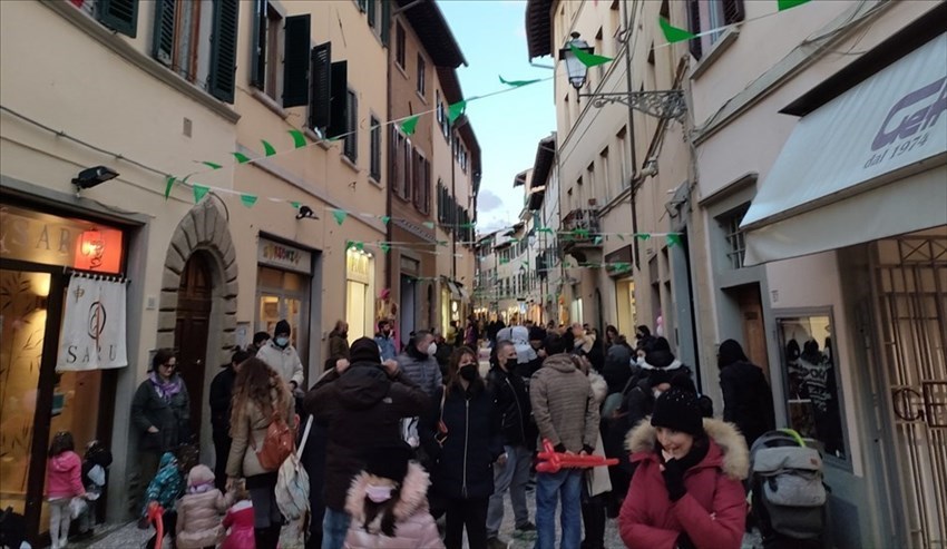 Molti borghigiani davanti alla sede provvisoria della Pro Loco in Malacoda