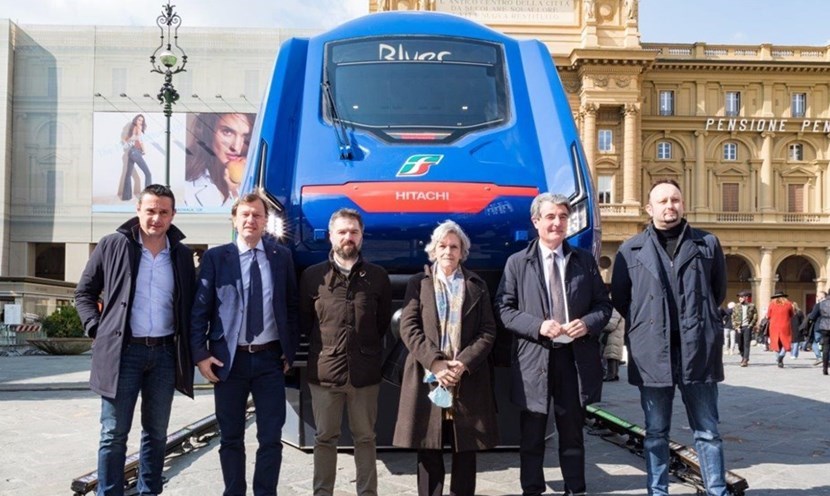 I sindaci davanti al nuovo treno in Piazza della Repubblica a Firenze