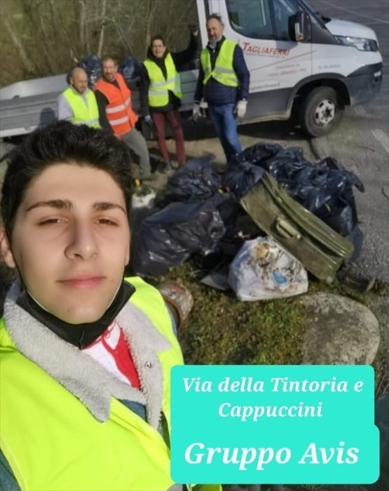 Le foto dei materiali e dei gruppi di volontari