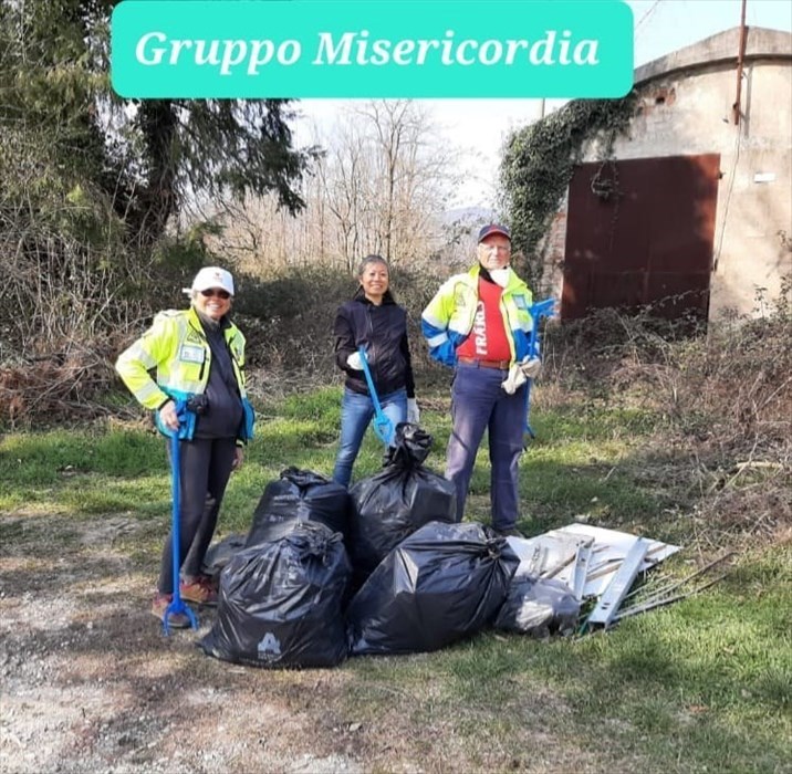 Le foto dei materiali e dei gruppi di volontari