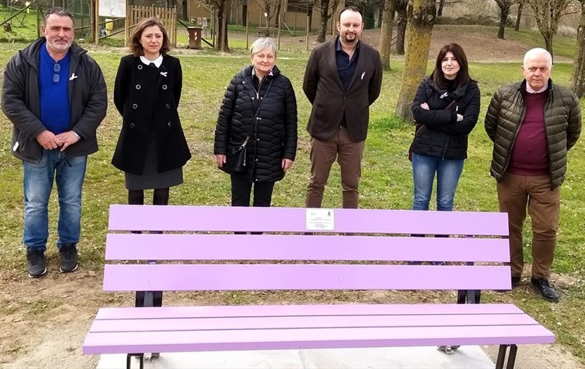 La Giunta davanti alla panchina lilla