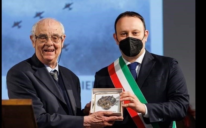 Aldo Giovannini (sinistra) con il sindaco Omoboni in occasione della consegna dello Scarabeo d’oro