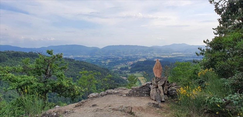 La statua che abbraccia il Mugello