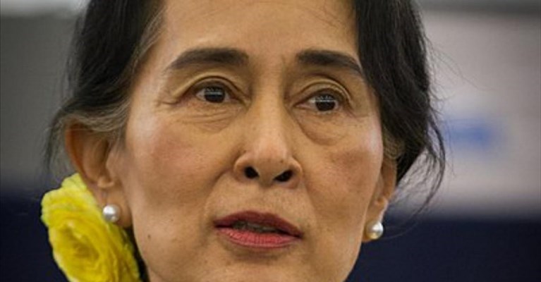 Aung San Suu Kyi al parlamento europeo nel 2013