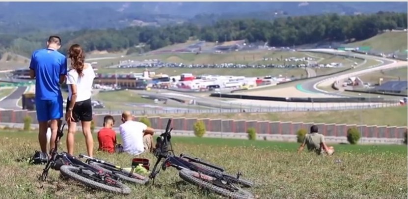 Tifosi fuori dal Mugello