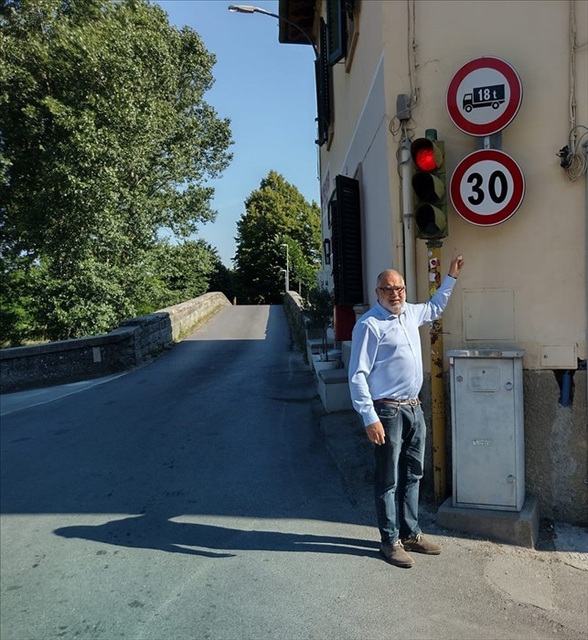 Il sindaco mostra il nuovo cartello