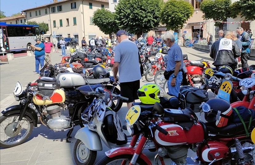 Una panoramica in piazza Cavour