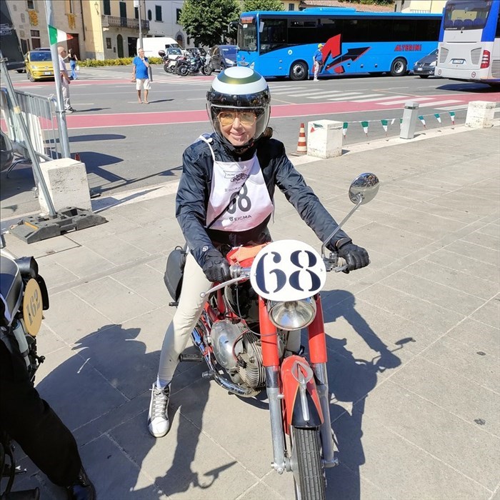 Chiara Negro di Torino, in sella  alla sua Motobi Catria 175 cc.