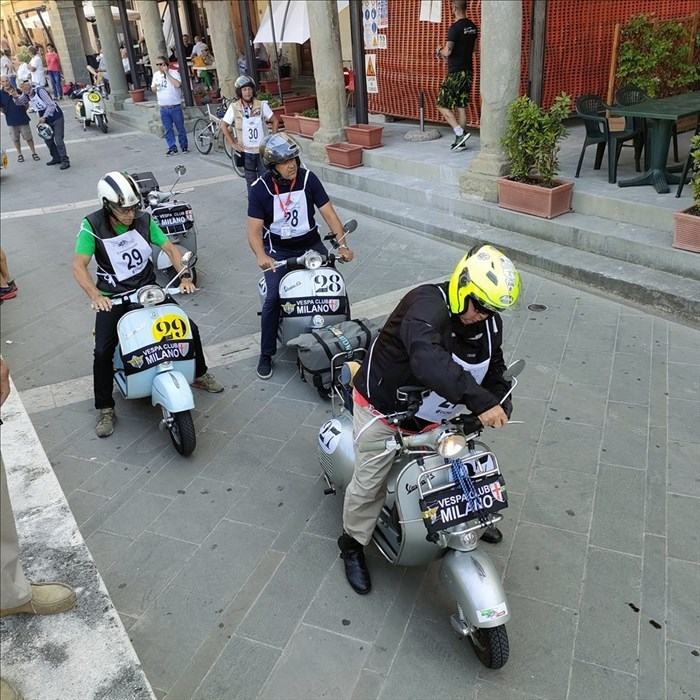 Giuliano Ripamonti (27), Domenico Ciprian (28) e Alberto Agnelli (29), sulle loro Vespa Piaggio GS 150 cc.