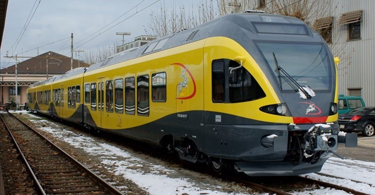 Uno Stadler FLIRT della Ferrotramviaria uguale a quello coinvolto nell'incidente fra Bari e Barletta del 2016