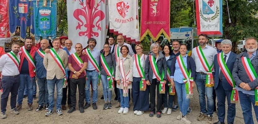 Una foto di amministratori alla marcia a Barbiana