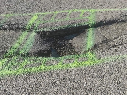 Una delle buche nel tratto stradale che Montebonello porta a Vetrice e poi al Mulino a Vento