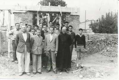 Il Borgo che cambia... Demolito l'edificio 'incompiuto' ai Salesiani. Le foto e la storia...