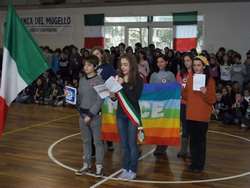 Gli alunni di Borgo insieme per cantare l'inno. Le foto...