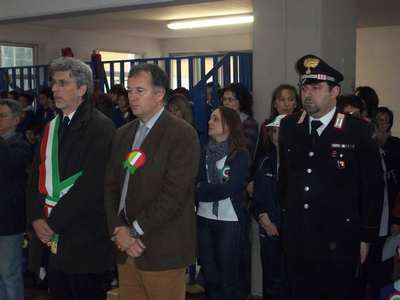 Gli alunni di Borgo insieme per cantare l'inno. Le foto...