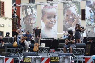 Etnica 2011. Le foto del concerto di Eugenio Bennato e le info sul concerto di stasera (sabato)...