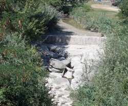Carza. La storia di un fiume senza acqua. E intanto iniziano i lavori alle sponde