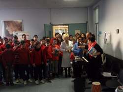 Borgo. Gli alunni delle medie cantano in ospedale gli auguri ai pazienti....