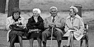 Galliano. Anziana raggirata: fingono di abbracciarla e la derubano