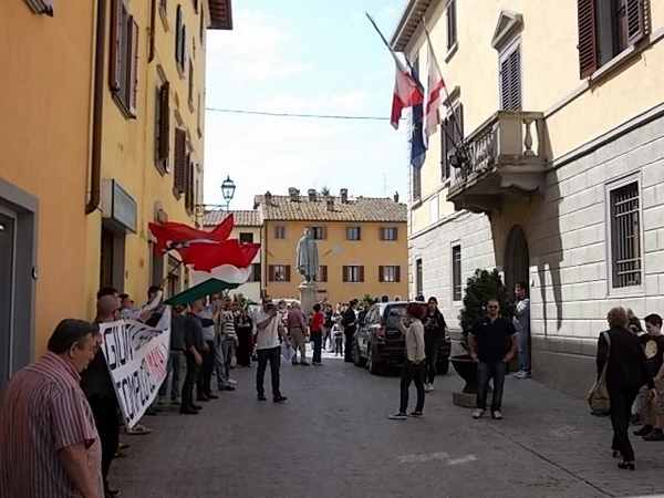 Forteto. Casa Pound manifesta a Vicchio, scompiglio in paese...