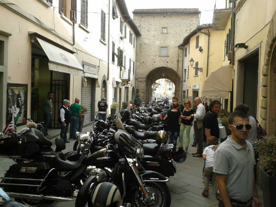 Le Harley Davidson hanno invaso il centro storico di borgo. Foto...