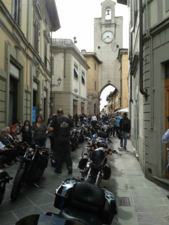 Le Harley Davidson hanno invaso il centro storico di borgo. Foto...