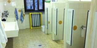 Galliano e i bagni della scuola. Scontro tra Comune e Lista Civica