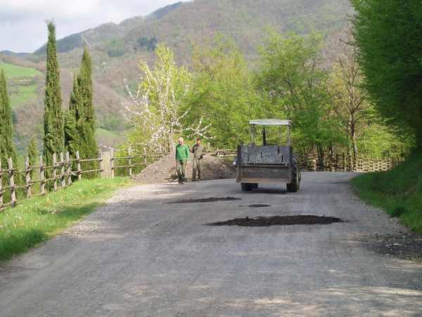 Buche sulla strada? A Ronta c'è la manutenzione fai da te