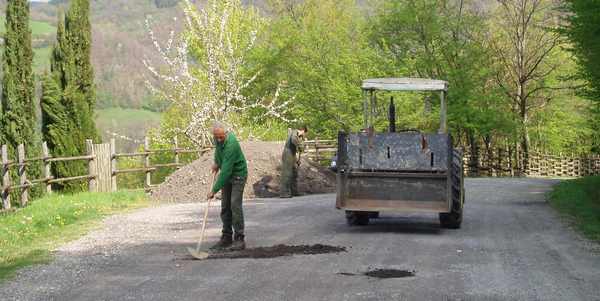 Buche sulla strada? A Ronta c'è la manutenzione fai da te