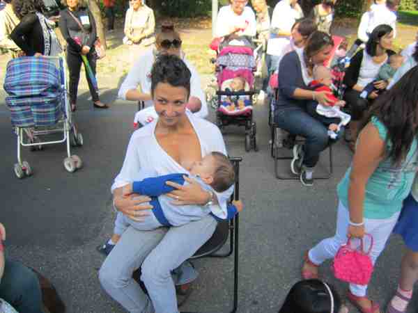 Borgo. Le foto del Flash Mob per l'allattamento