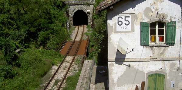 Con l'orario estivo il treno non ferma a Crespino. Il sindaco protesta