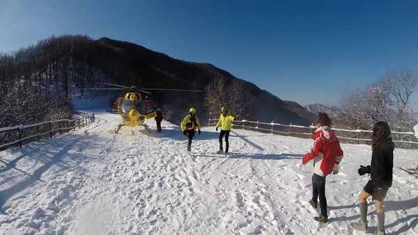 In salvo (in elicottero) gli scout bloccati dalla neve. Video e foto...