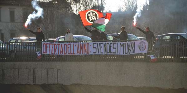 Mukki. Interviene anche CasaPound. Nota e striscione...
