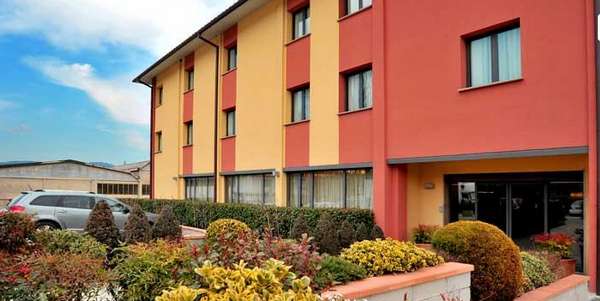 Rapina all'hotel armati di pistola. Via con 2500 euro