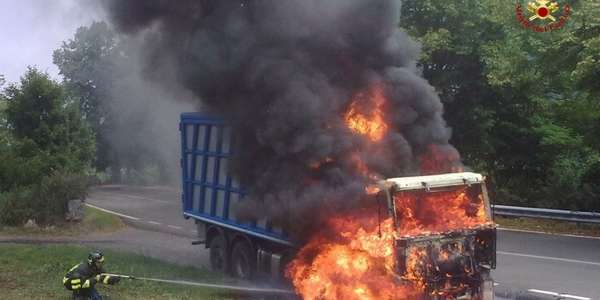 Camion in Fiamme a Pratolino. Autista ustionato