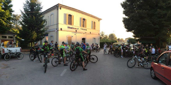 In bici al tramonto. Cronaca e foto della 'lucciolata' di Vicchio