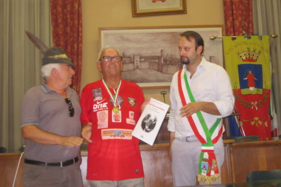 L'Alpino camminatore che attraversa l'Italia ricevuto a Borgo. Foto e cronaca