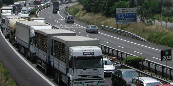 Auto in fiamme in A1, tra Calenzano e Barberino