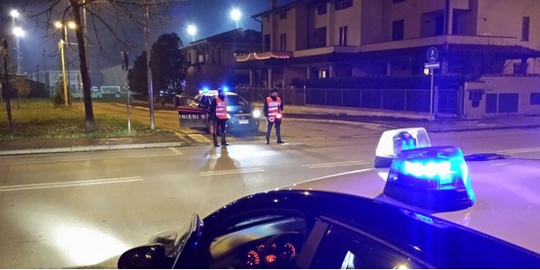 Infrange la vetrata con un tombino. Arrestato alle Sieci