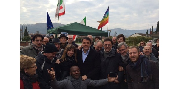 Renzi al banchino Pd a Pontassieve. #italiacoraggio