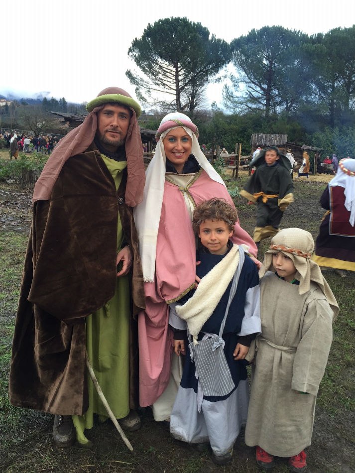 Alessio e Giulia. La Sacra Famiglia nel Presepe Vivente di Luco