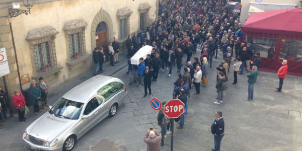 Niccolò, il funerale e il ricordo di amici e familiari. Il Mugello saluta il suo Angelo