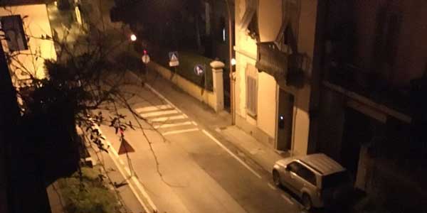 Lavori notturni a Borgo, i residenti protestano. Foto e video