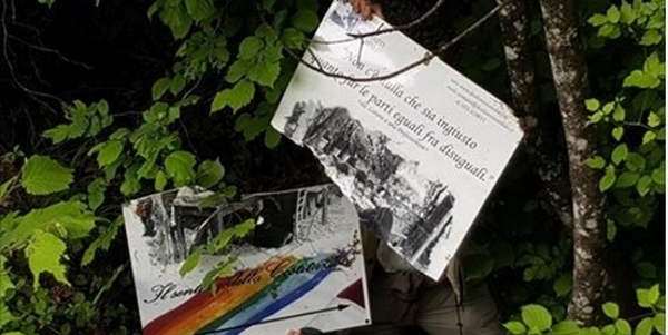 Barbiana. Vandali sul sentiero, cartello divelto a colpi di accetta