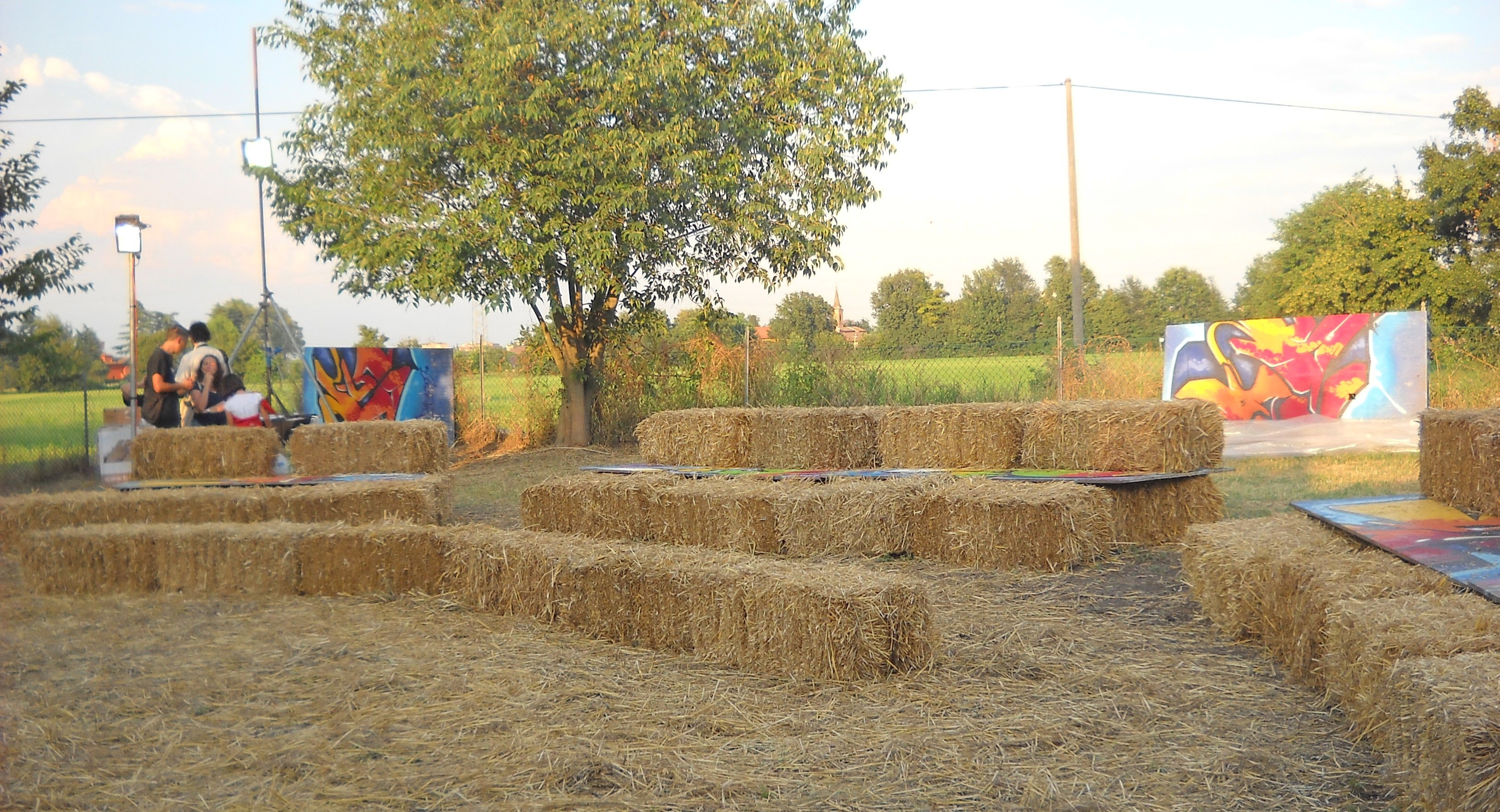 A Reggello il teatro è costruito con presse di paglia per spettacoli a Km0