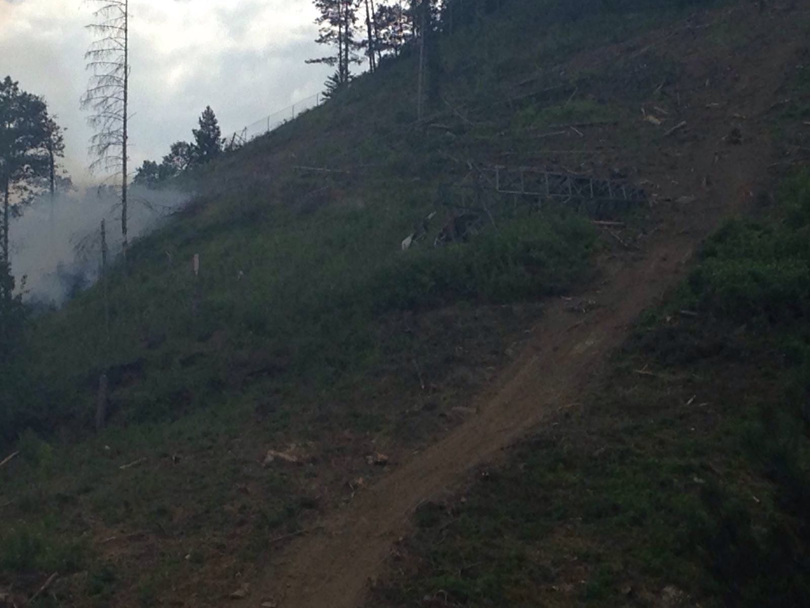 Cade traliccio. Bosco in fiamme a Firenzuola